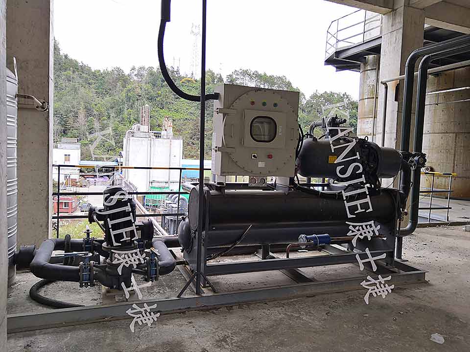 化工業用低溫螺桿式鹽水冷水機組使用現場照片